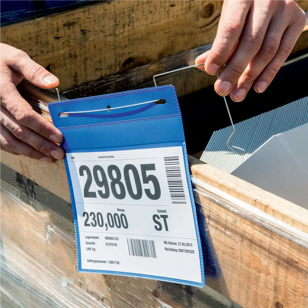 Pouzdro na dokumenty s drátěným úchytem