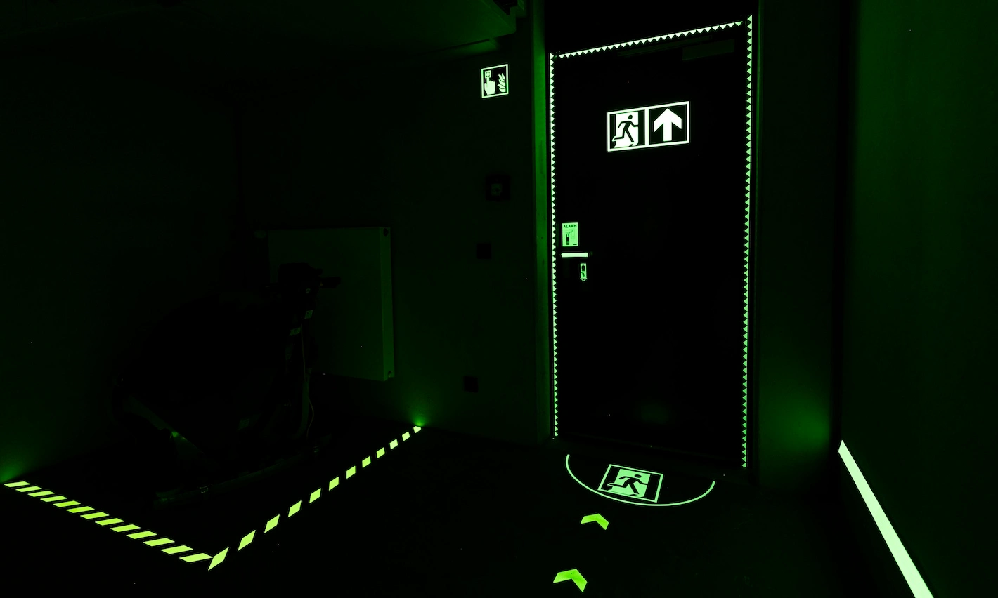 Fotoluminiscenční značení Everglow – úniková cesta