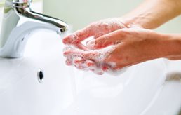 Mytí rukou, nebo dezinfekce: Co je účinnější?