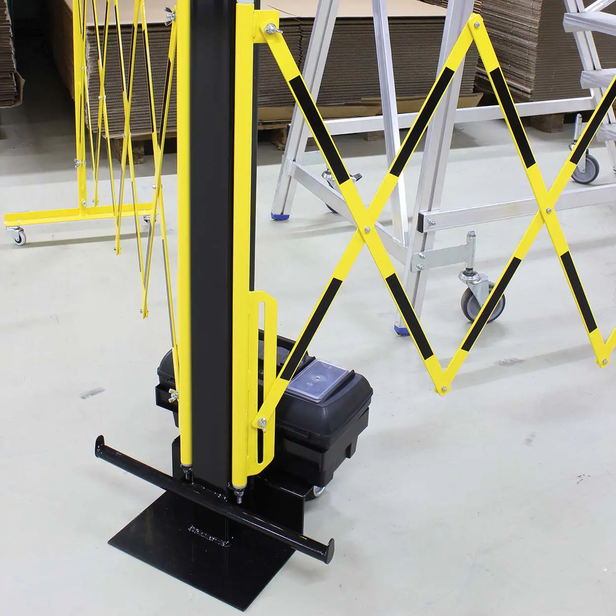 Nůžková zábrana s vozíkem, černá / žlutá, délka až 4 m