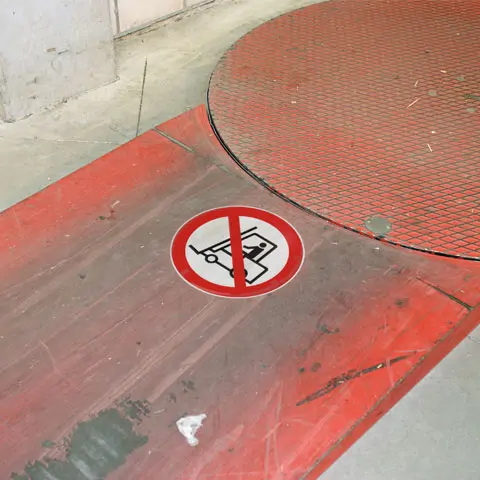 Podlahová značka – Zákaz vstupu, 30 cm, PE