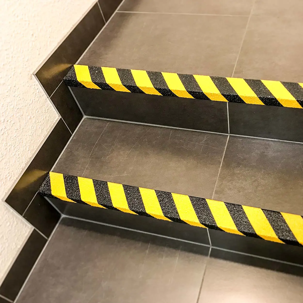 Protiskluzový sklolaminátový profil na schod – úzký, černá/žlutá, 100 cm