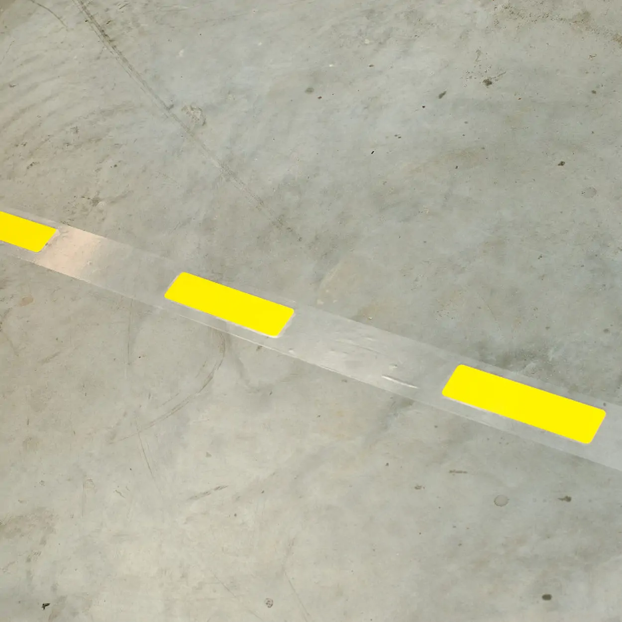 Žlutá extrémně odolná přerušovaná čára – XP 150